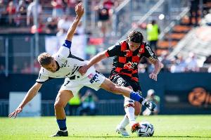 今天体能考验很大！杨瀚森次节被换下脸露疲倦