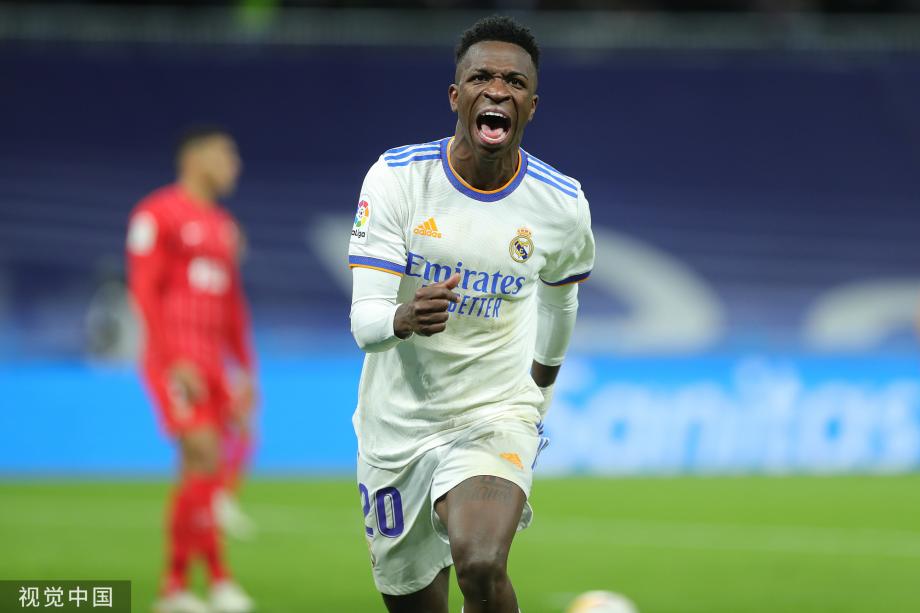 斯潘塞是NCAA长曲棍球历史助攻王，获得最高荣誉后改打篮球